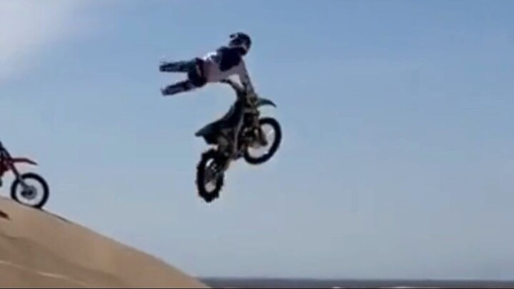dunas de areia ,fazendo moto freestyle