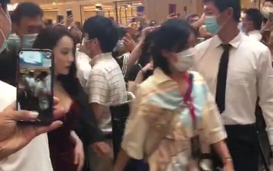 Popularity exploded. I met Dilraba Dilmurat. The red is so beautiful.