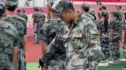 [During military training, a man mistakenly kicked the instructor and was kicked back by the instruc