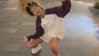 kpop人最近走路方式 路人：你别过来啊！