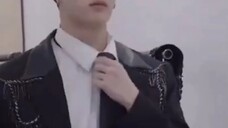 StrayKids Fang Can-Husband Wang wears a tie