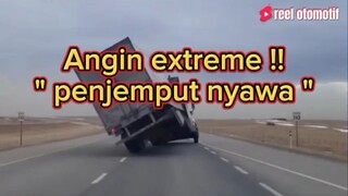 extreme !!! angin yang menjungkalkan sebuah truk