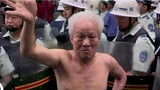 The 70-year-old street stall king slapped the city management in the street: I want to survive! Chin