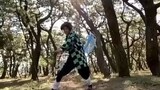 [Demon Slayer] Japanese guy recreates the breathing of water with his homemade nichirin sword, so co