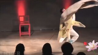 待上浓妆好戏开场,台上悲欢皆我独吟唱. | 难却