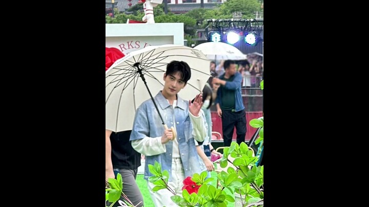 Yang Yang waving to fans whenever they call him🥺💙 #shorts #YangYang.