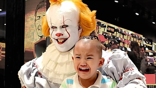 Pennywise ขู่ขวัญผู้ชมอีกครั้ง! เล่นตลกในห้างสรรพสินค้าและบุกร้านค้า (หมวกยุคใหม่)