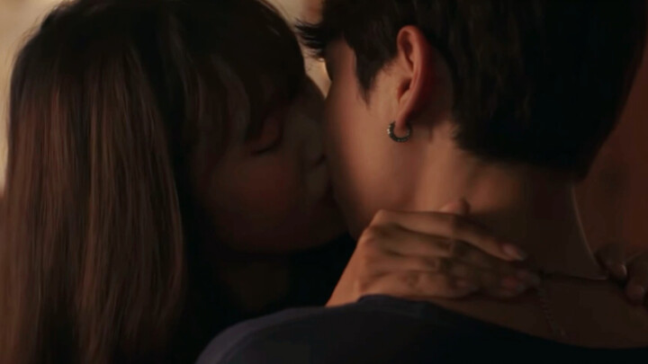 [Not me] [Gun] Gunbao actually has a kiss scene with a girl! Good kiss, help...