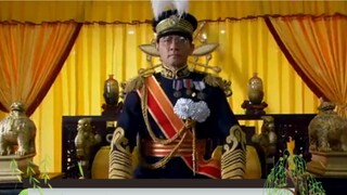 Puyi naik tahta lagi, namun Jepang meminta untuk tidak mengenakan jubah naga Dinasti Qing karena Puy