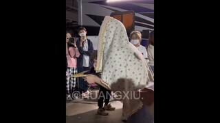 [vid] 221103 Zhao Lusi’s reaction when a fan gave her a surprising birthday postcard