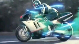 Kamen Rider biến hình đẹp trai trên môtô