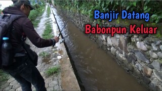 Lihat Hasilnya Mancing di Selokan ini Saat Banjir