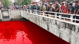 FENOMENA ANEH !!! Warga Panik Melihat Sungai Berubah Merah Darah.