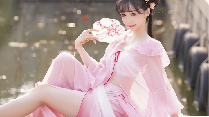 The little girl is so cute~ [Three bows to the cool world]