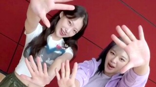 TWICE x Jeongyeon’s sister Kong Seungyeon Talk that talk practice room challenge!