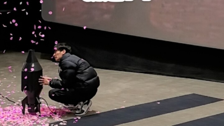 100 yuan untuk tiket bioskop dan hujan bunga sakura, itu saja? !