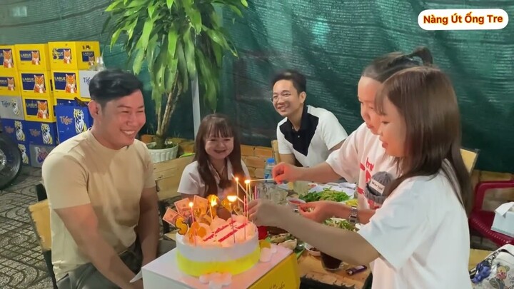 Cả Cty Độc Lạ Việt Nam ghé nhà Nàng Út Ống Tre bất ngờ tổ chức sinh nhật cho anh Trung Caramen