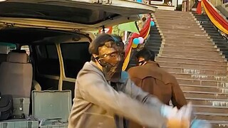Para perampok itu semuanya kejam, dan mereka membunuh orang-orang mereka sendiri ketika mereka kejam