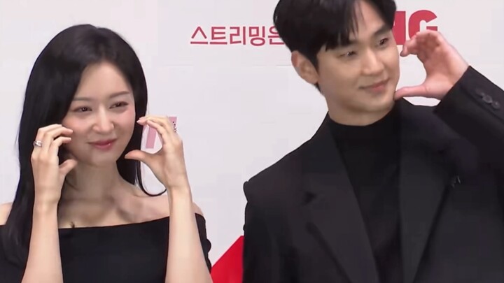 Ada terlalu banyak adegan terkenal dalam konferensi emas ganda. Kim Soo Hyun lucu dan memalukan. Pab