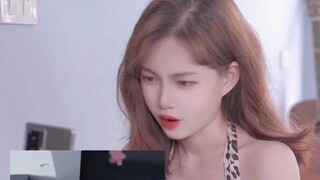 Thiếu nữ Thái Lan ngắm phản ứng của hoàng hậu trong trang phục xuyên thấu xinh đẹp