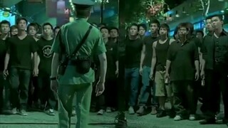 Những chàng trai trẻ và nguy hiểm thách thức cảnh sát và bị khuất phục ngay sau đó