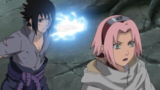 Sasuke ingin menyelinap menyerang dari belakang dan membunuh Haruno Sakura, Kakashi bergegas menenda