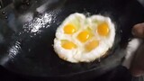 [Proses memasak] Nasi goreng dengan telur mata sapi yang meleleh!!