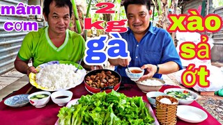 Mâm cơm và 2 kg gà xào sả ớt lTâm Chè Vĩnh Long