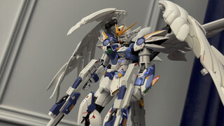 Bantu suami saya membersihkan fase kedua dari Bandai MG Flying Wing Gundam.