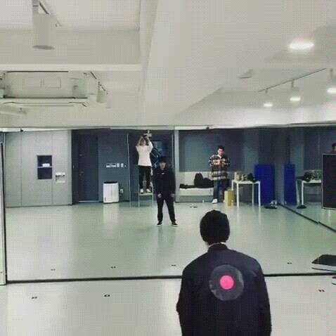 [Zhang Yixing] 190329 ins อัพเดตวิดีโอห้องซ้อม I'm Lay