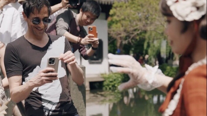I met the movie star by chance in West Lake and was mistaken for an AI