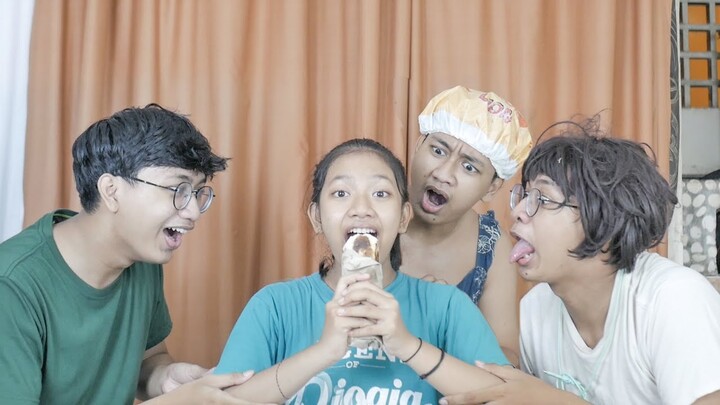 REBUTAN MAKANAN