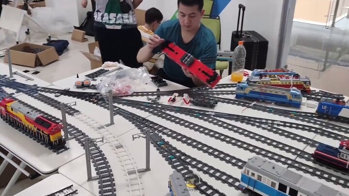 A LEGO-style train run was held in a 211 university?! [Lehuo & Oriental Train Run]