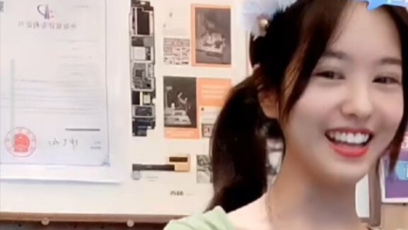 Xiaoxi Design Studio bernyanyi dan menari secara langsung kari kari blogger digital