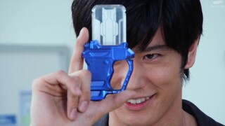 Kamen Rider Build ซึ่งผมดูไม่จบแม้แต่ตอนเดียวก็ฮอตสุดๆ และแม้แต่ Demon Lord ก็บอกว่ามันดีหลังจากดูไป