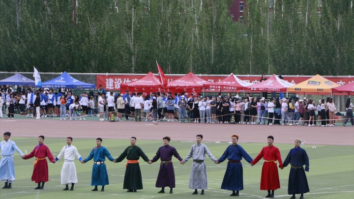 terkejut! Mahasiswa laki-laki menari tarian Mongolia untuk pertama kalinya! Seperti ini…