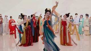 It was the first time that I was surrounded by Hanfu girls dancing Dunhuang. I was so happy! [Teache