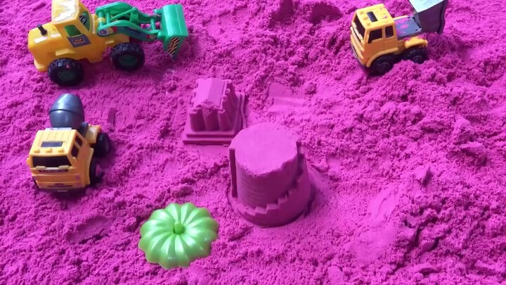 我用工程车玩具运沙土放院里 宝宝随心diy城堡动物 比彩泥还好玩