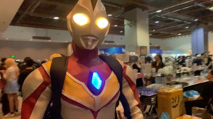 Dyna reporter makes a surprise discovery at comic convention
