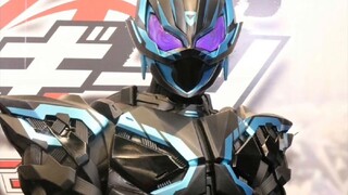 Phiên bản sân khấu của Kamen Rider Ultra Fox và bao da của Black Fox