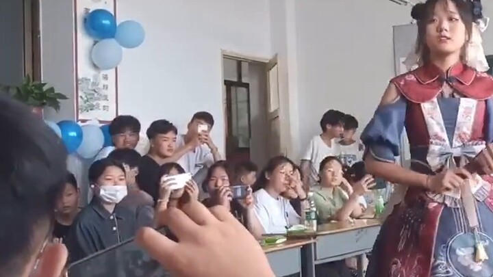 [Graduation Ceremony Dance Ji Ming Yue] How does it feel for the class's social phobia little transp