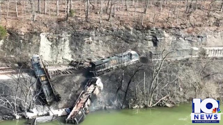 West Virginia train derailment causes spill in New River