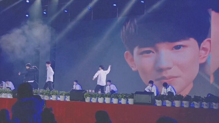 Sekelompok anak laki-laki dari sekolah menengah membawakan cover "It's You" oleh TFBOYS dan menimbul