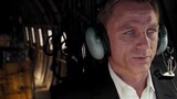 007: Bond mortgages a plane with a Land Rover, the boss doesn't know it will be the worst business h