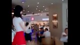 Dua wanita muda yang tidak puas menari di pusat perbelanjaan