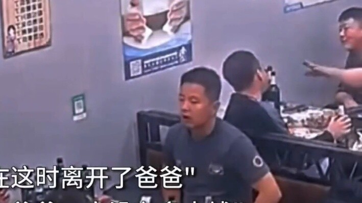 "Xin lỗi, đây là cặp sách của con trai tôi phải không?"