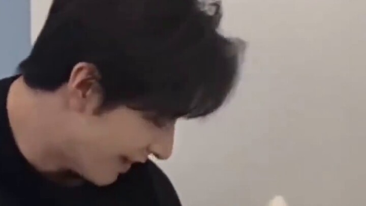 ทำไมต้องรบกวนสุนัข? ฮ่าๆๆๆ... หายจากอาการกัดของ Acai ไม่ได้เลย!