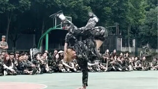 Street dancing saat latihan militer di kampus keren banget kan?