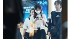 站子拍摄的杨紫0530时尚芭莎活动结束后跟粉丝挥手,回到酒店啦