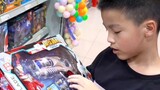 Elementary school students visit the store for Ultraman toys and find that Ultraman Zeta has also be